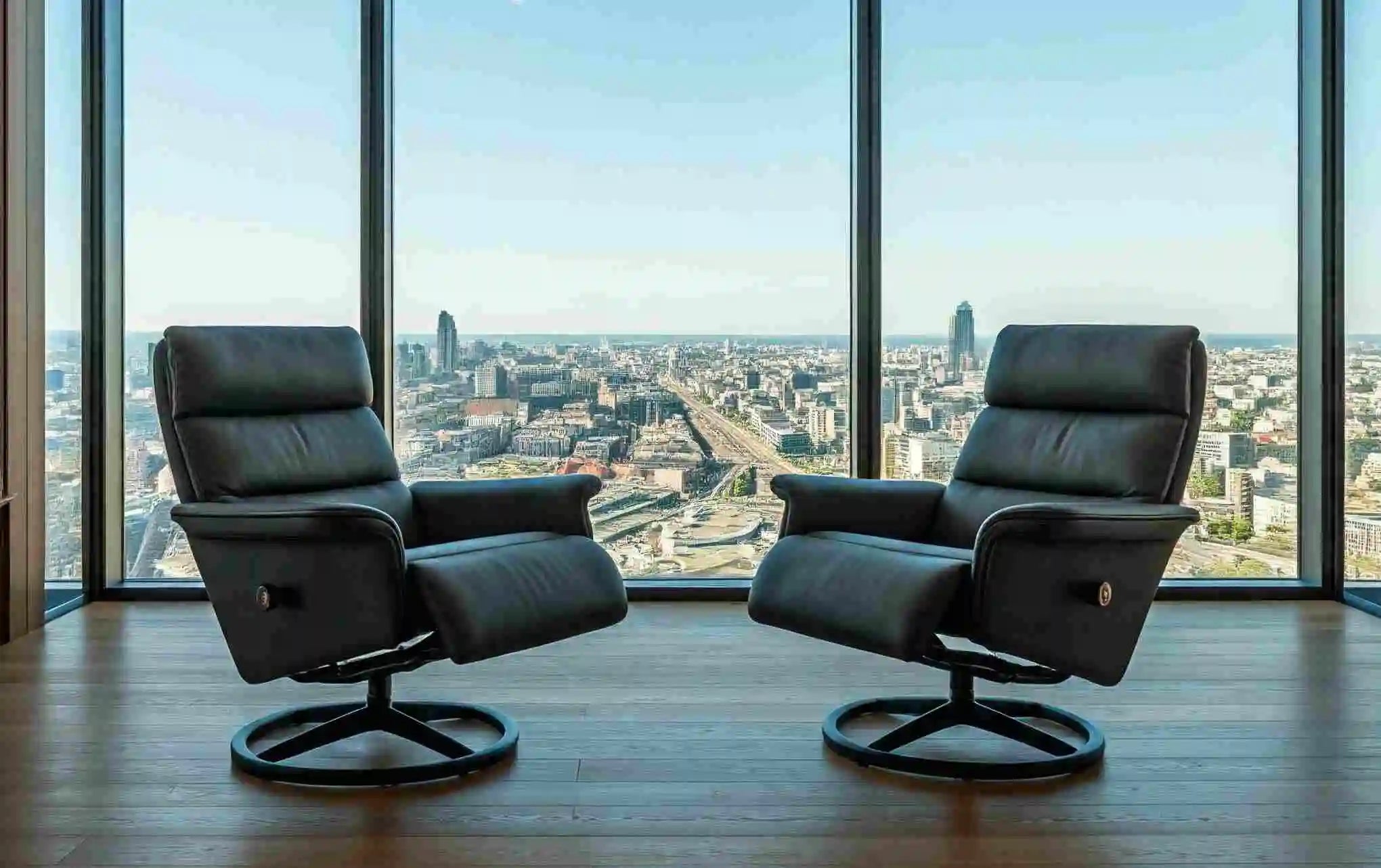 A Black leather swivel chair for an esthetic vibe in the office.